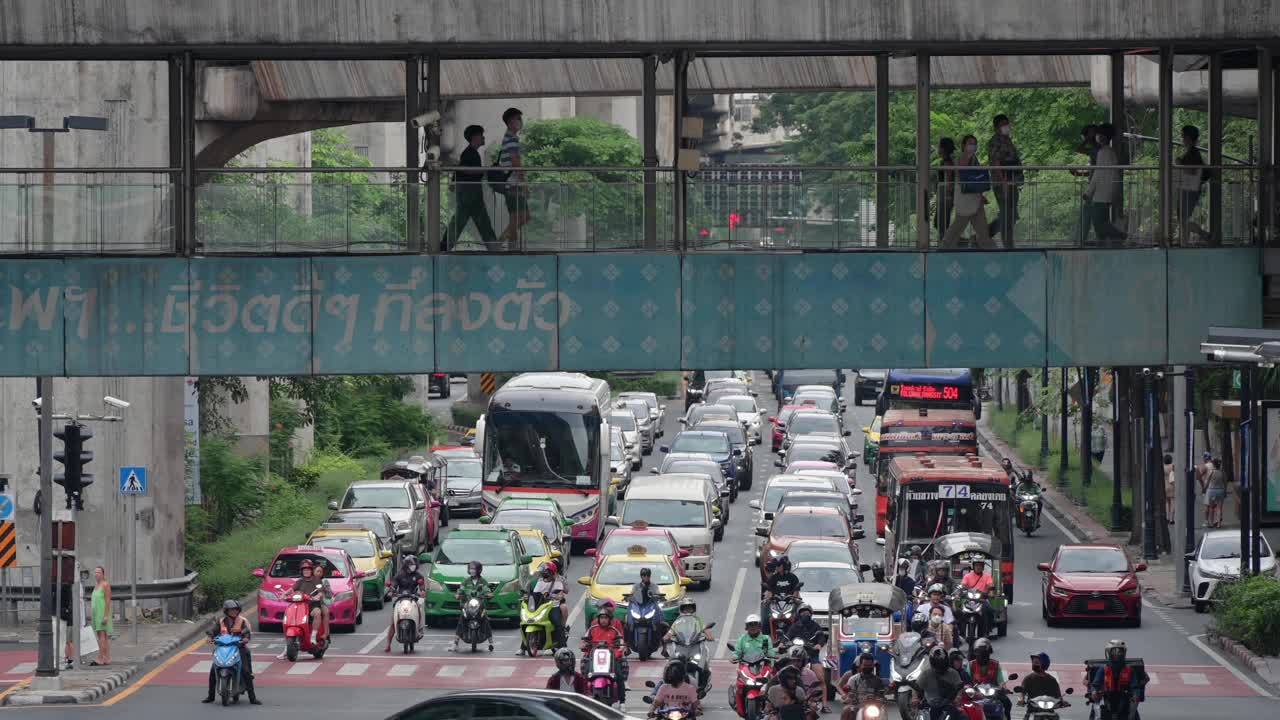 泰国曼谷世界中心附近的道路交通上，拥挤的人群穿过儿童公路车视频素材