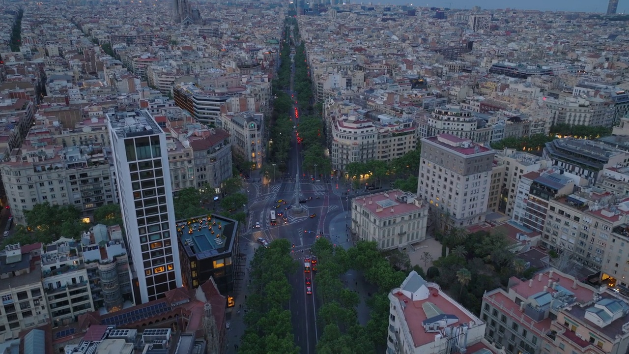 航拍的交通在道路交叉口周围高大的Obelisco de Barcelona。十字路口中央的石碑。西班牙巴塞罗那视频素材