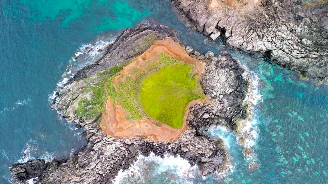 亚速尔群岛特塞拉岛海岸线上的小岛。我的意思是。圣塞瓦斯蒂昂，安格拉英雄主义。视频素材