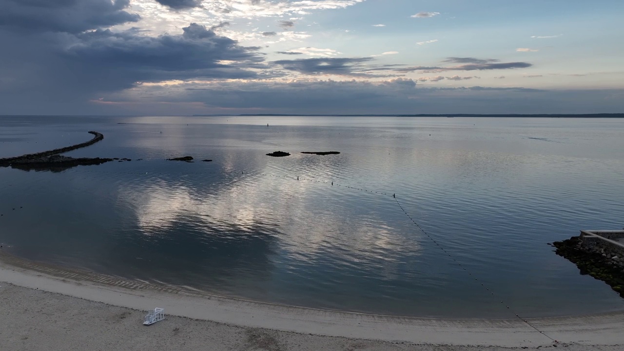 风景镜头在海岸上反射河流与戏剧性的灰色天空在日落视频素材