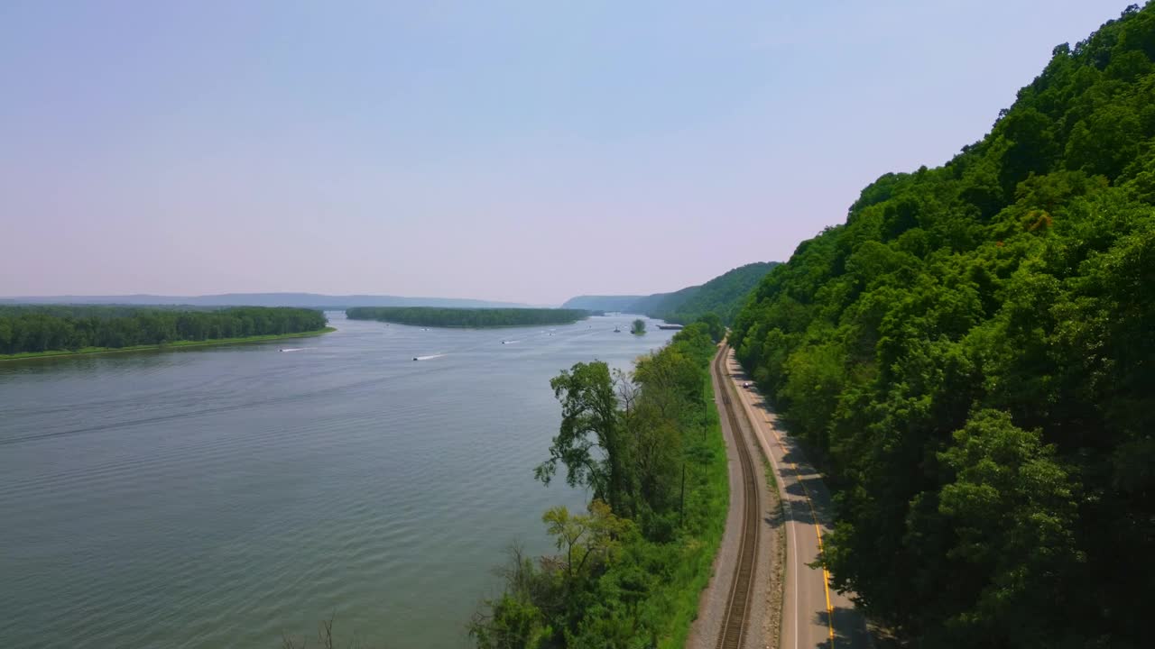 风景鸟瞰图的汽车的道路下的森林，山树和蓝天的河流视频素材