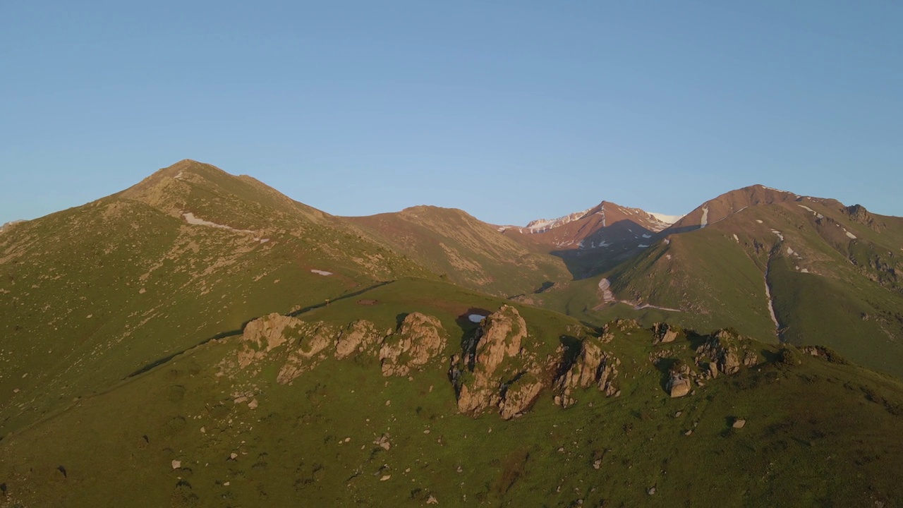 长满绿草的山坡和岩石刺视频素材