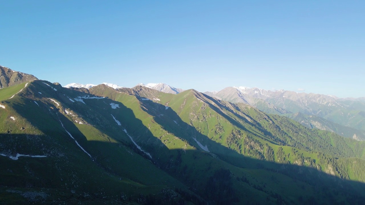 峡谷:山峰和丘陵之间的峡谷视频素材