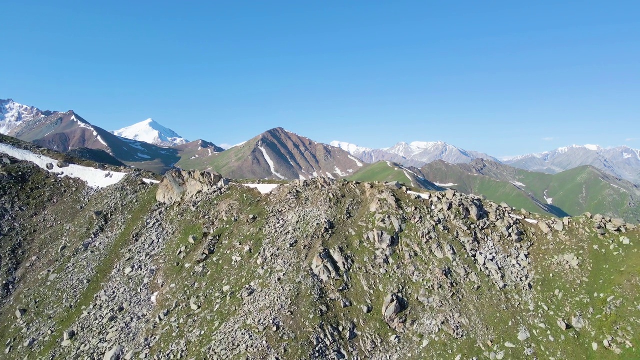 有陡峭岩石斜坡的山脉视频素材