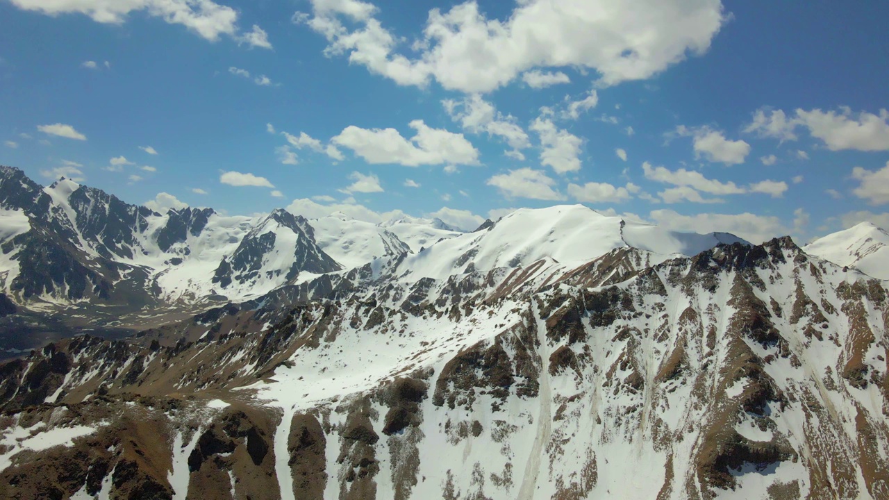 白雪皑皑的山峰，陡峭的山坡视频素材