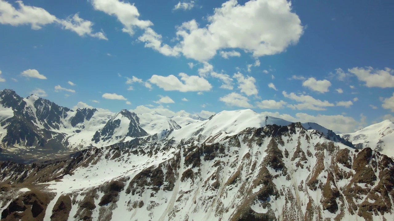 雪山的山峰映衬着多云的天空视频素材