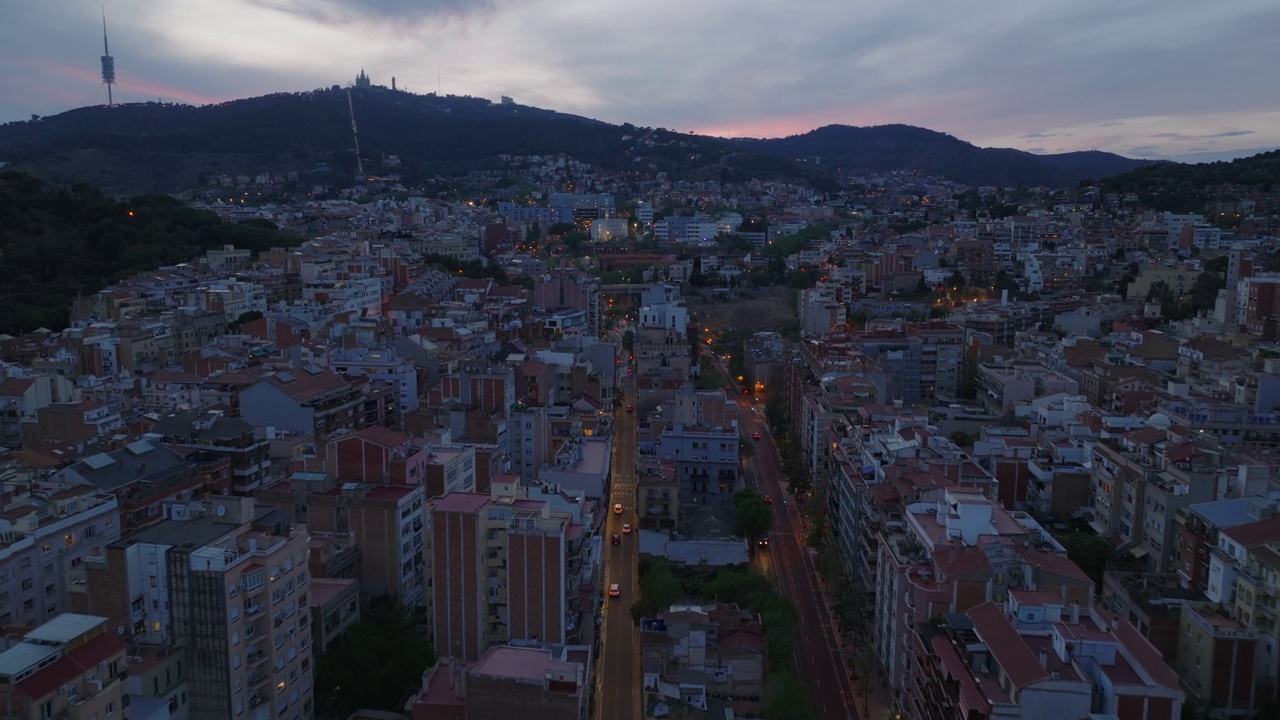 黄昏时城市住宅区的航拍画面。大城市的街道和建筑物。西班牙巴塞罗那视频素材