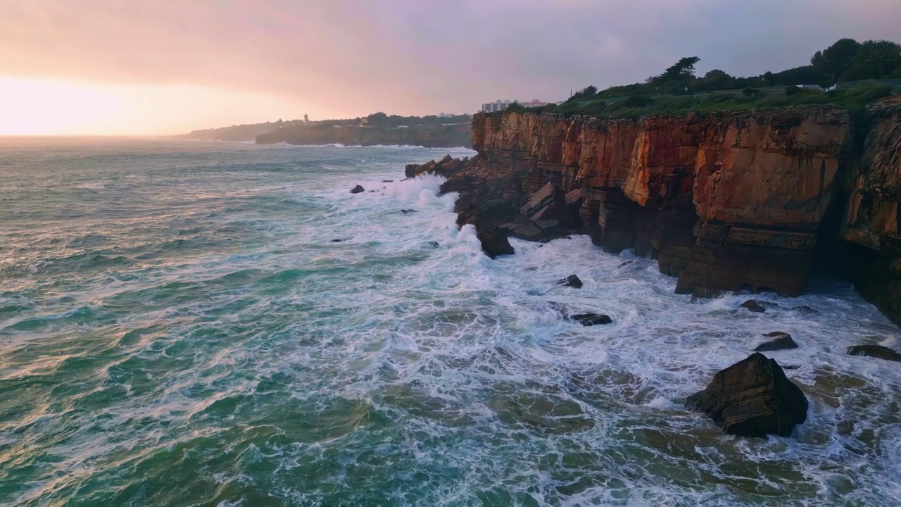 危险粗糙的海岸悬崖冲刷暴风雨深黑暗的海洋鸟瞰图。视频素材