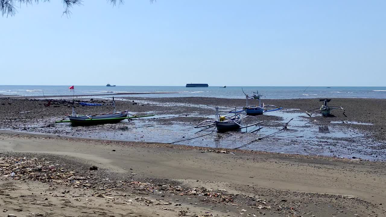 爪哇北部海岸，靠近培顿蒸汽发电厂，用作木制渔船的泊位视频素材