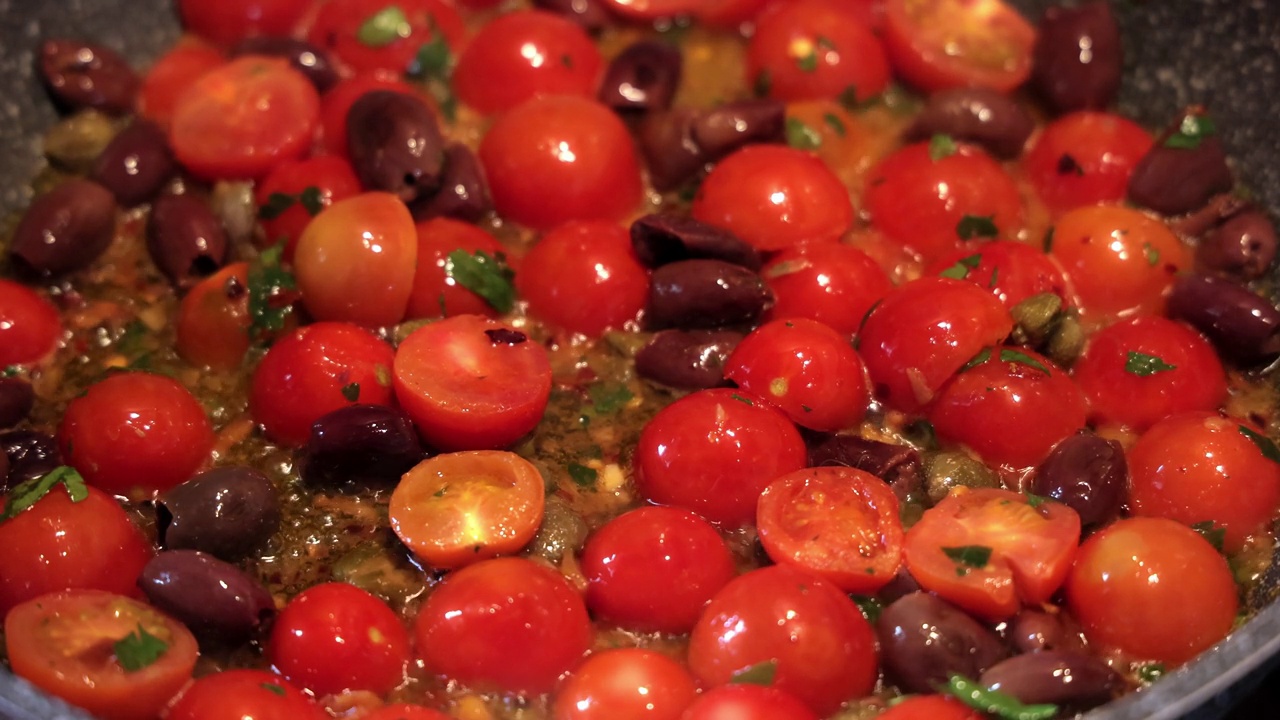 西红柿橄榄意大利面酱视频素材