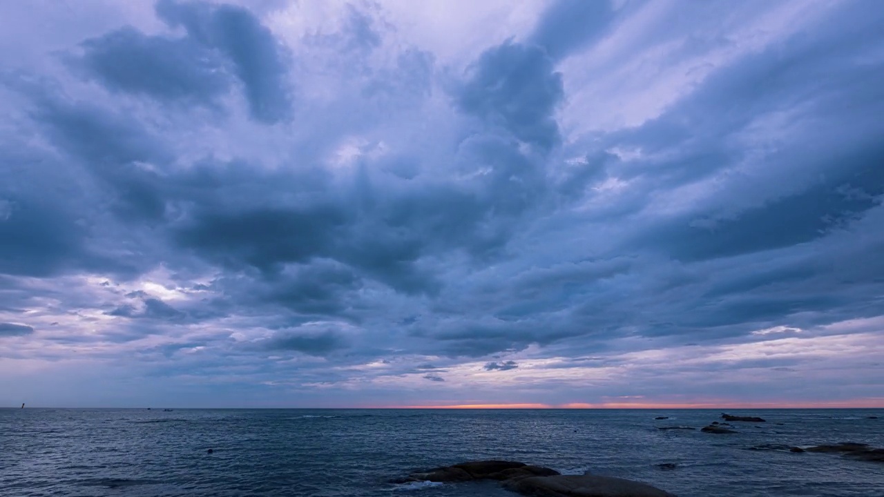 延时视频与美丽的海浪和云在黎明的海滩上视频素材