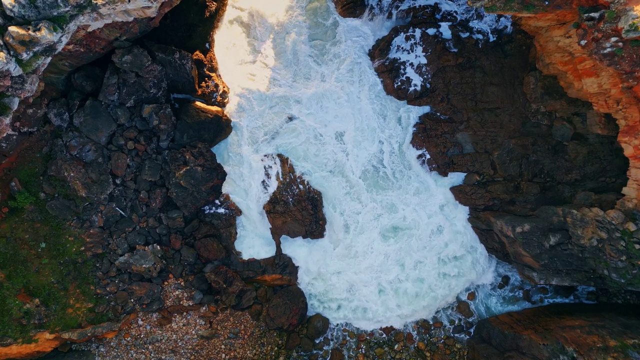 强大的暴风雨海浪冲击着火山海岸的天线。海洋溅视频素材