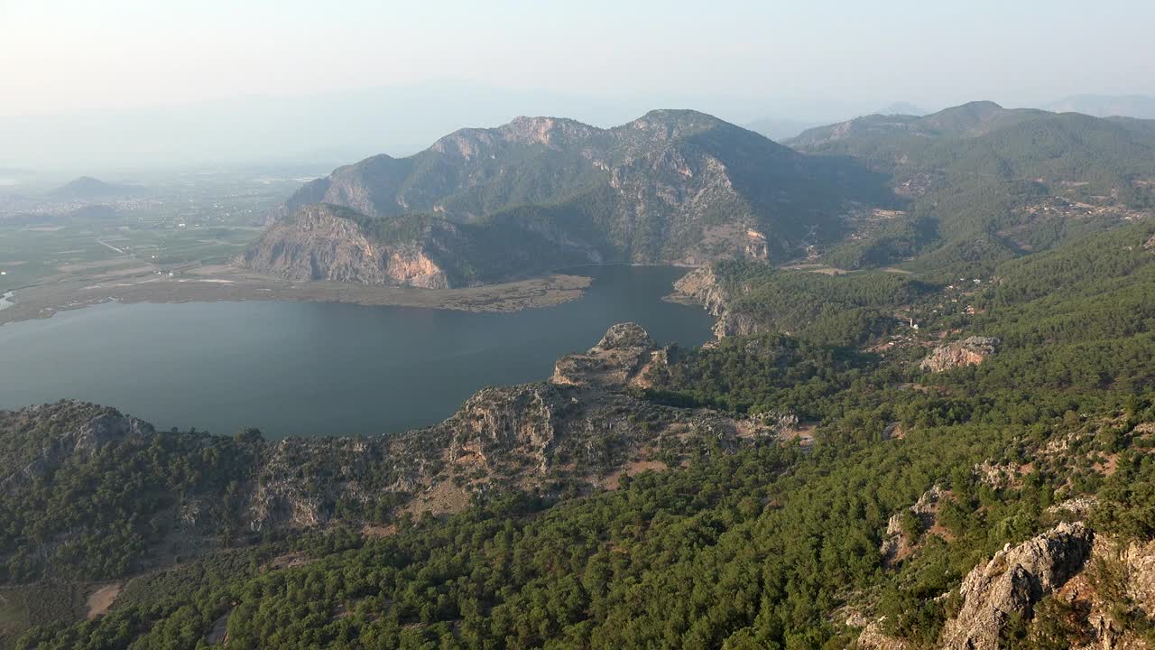 海滨沼泽三角洲，山地，森林，沿海湖泊和泻湖视频素材