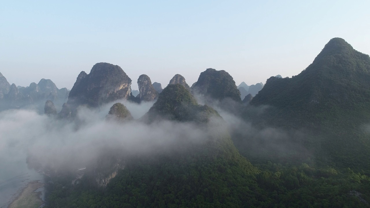 中国广西桂林市阳朔县兴平镇，晨雾中喀斯特山峰的自然风光视频素材