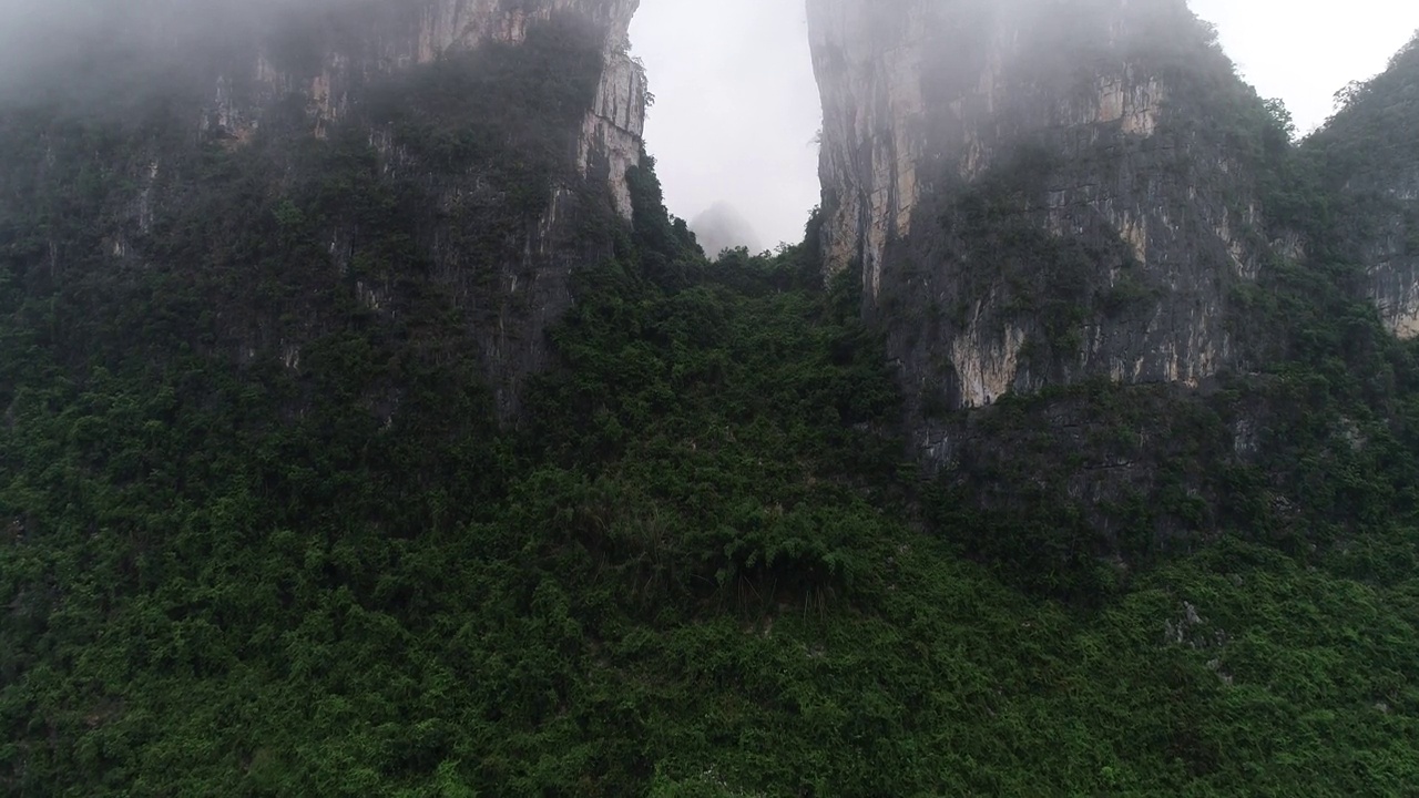 中国广西桂林市阳朔县兴平镇，晨雾中喀斯特山峰的自然风光视频素材