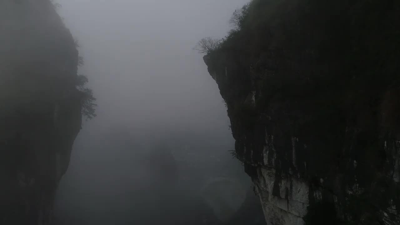 中国广西桂林市阳朔县兴平镇，晨雾中喀斯特山峰的自然风光视频素材