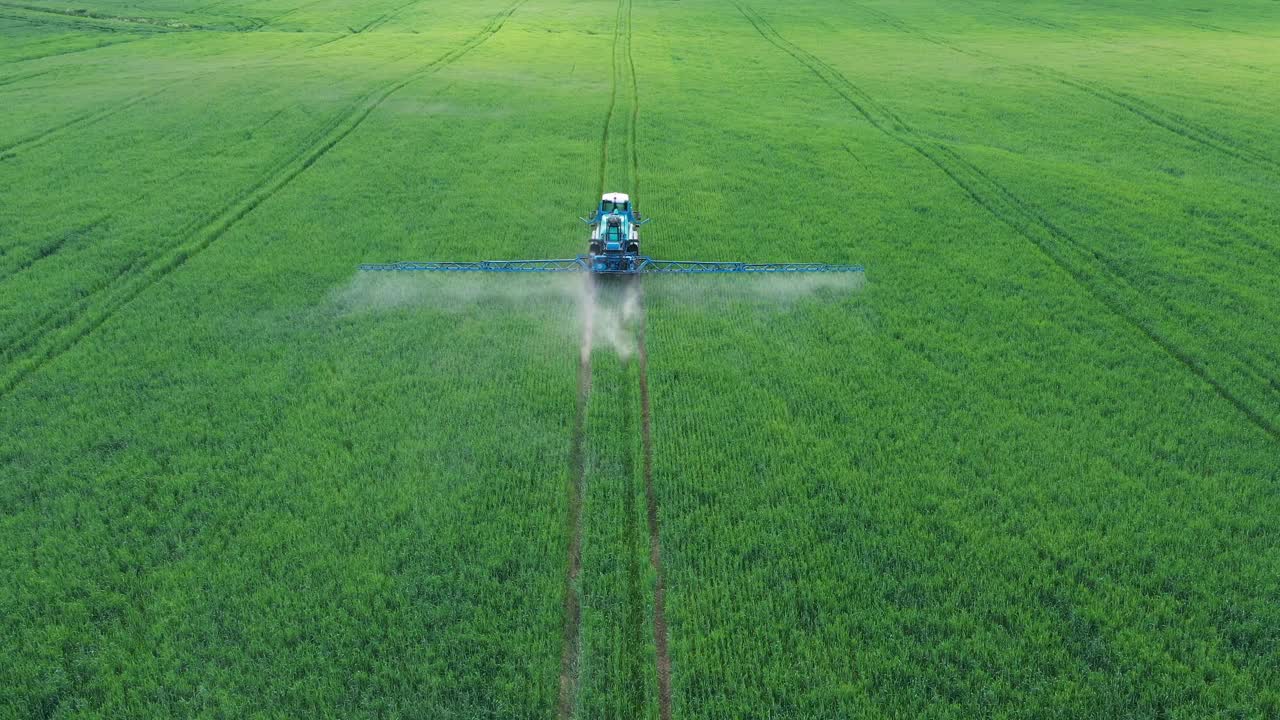 农用拖拉机在田间喷洒除草剂和农药视频素材