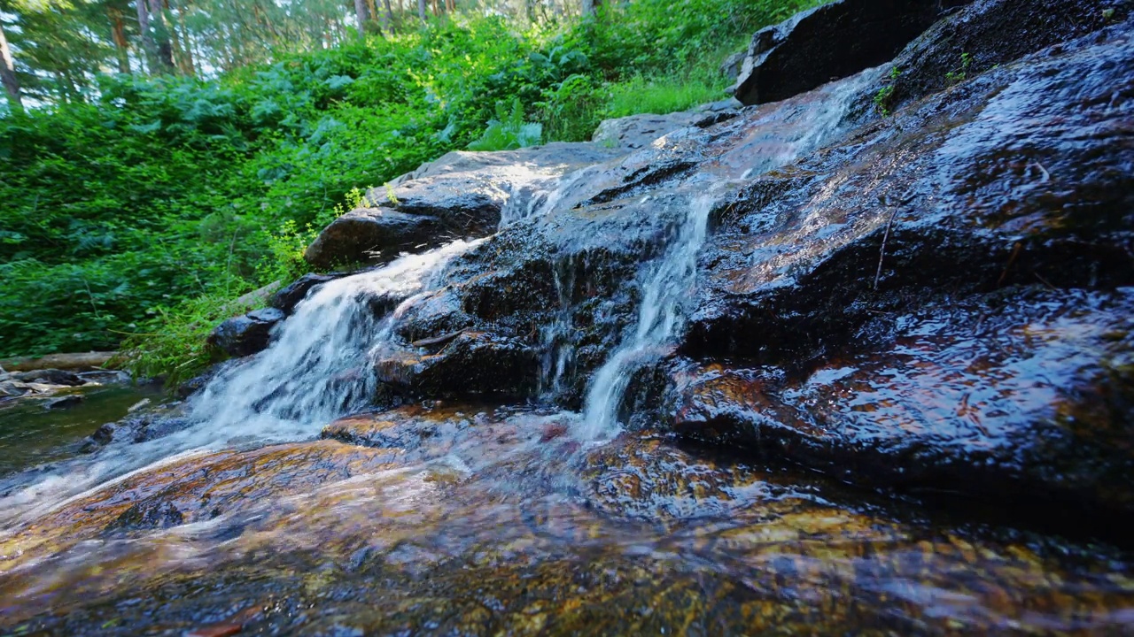 马德里，山林的岩石之间，瀑布清澈的全景。视频素材