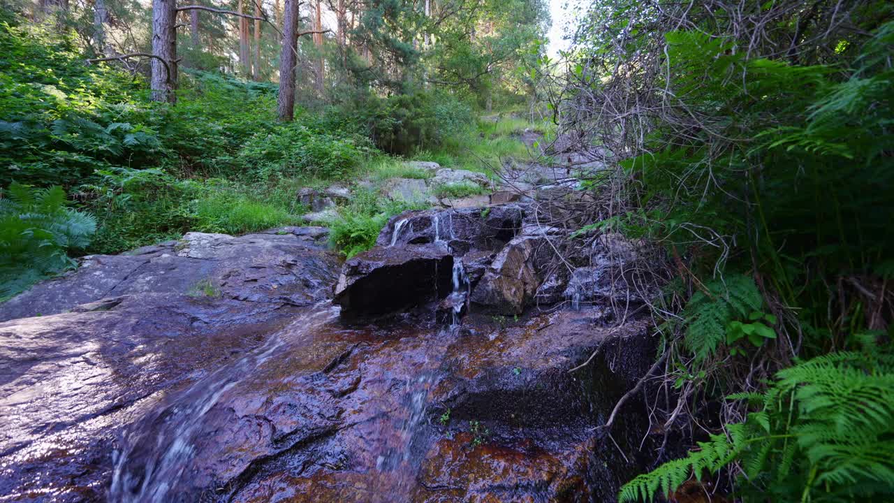 马德里，山林的岩石之间，瀑布清澈的全景。视频素材