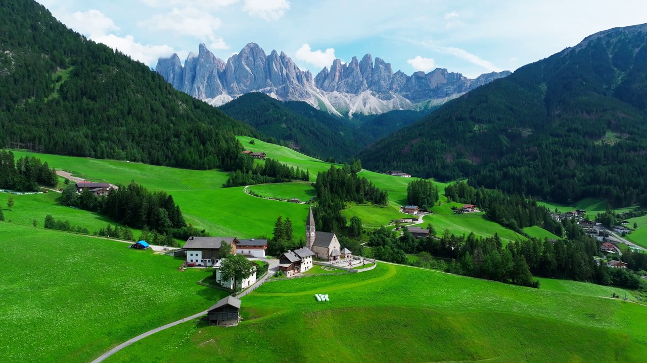 圣马达莱纳村和背景中的Dolomites山脉，Val di Funes山谷，Trentino Alto Adige地区，意大利，欧洲。视频素材