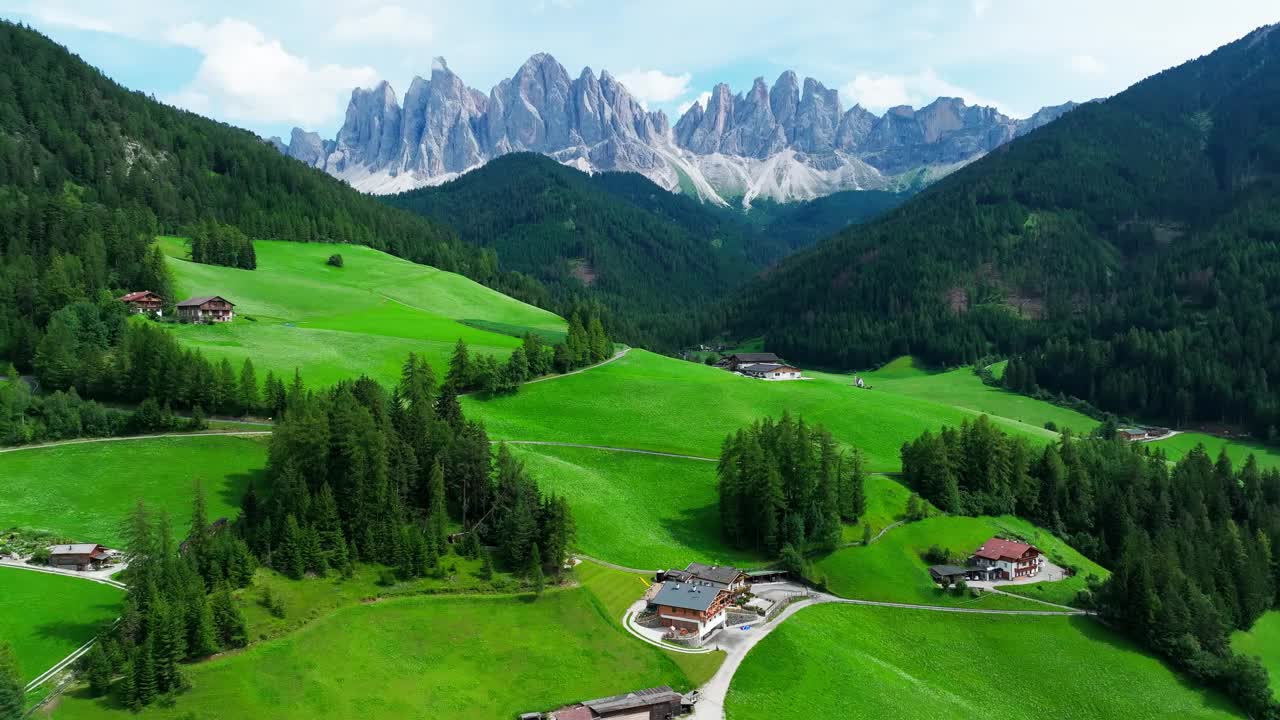 圣马达莱纳村和背景中的Dolomites山脉，Val di Funes山谷，Trentino Alto Adige地区，意大利，欧洲。视频素材