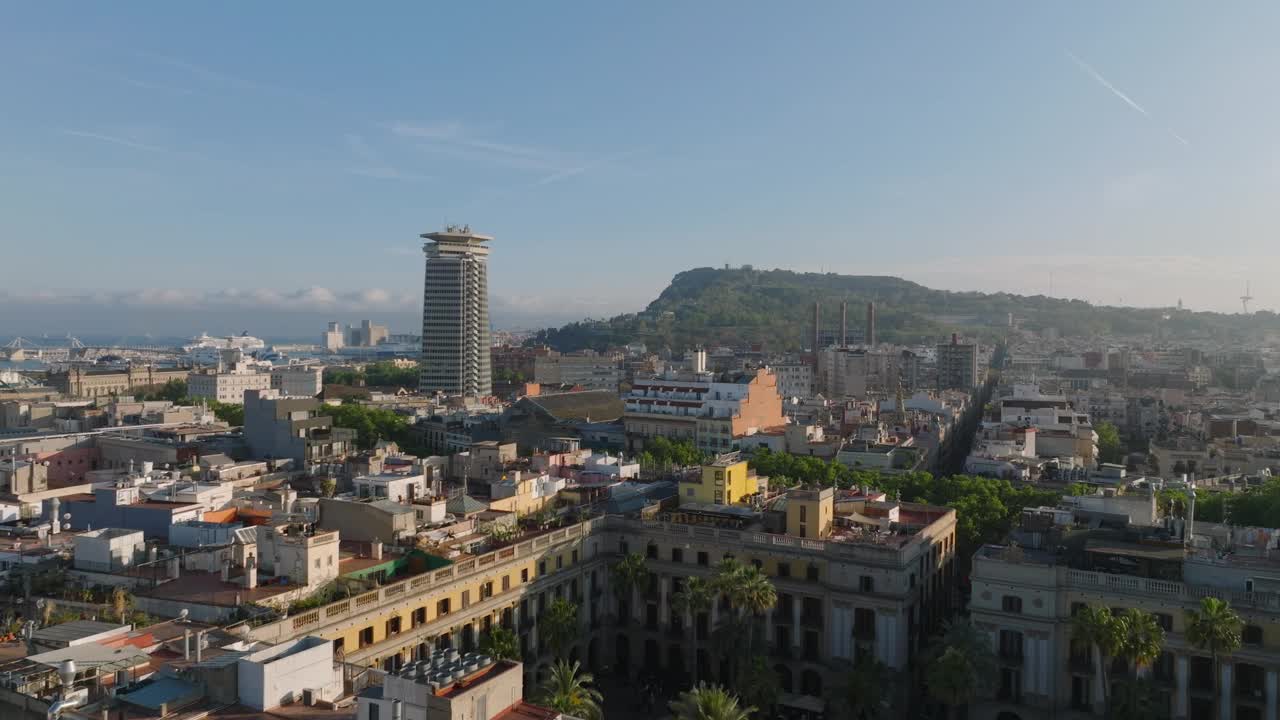 在老城区的街道和建筑物上空飞行。皇家广场周围宫殿的屋顶露台。西班牙巴塞罗那视频素材