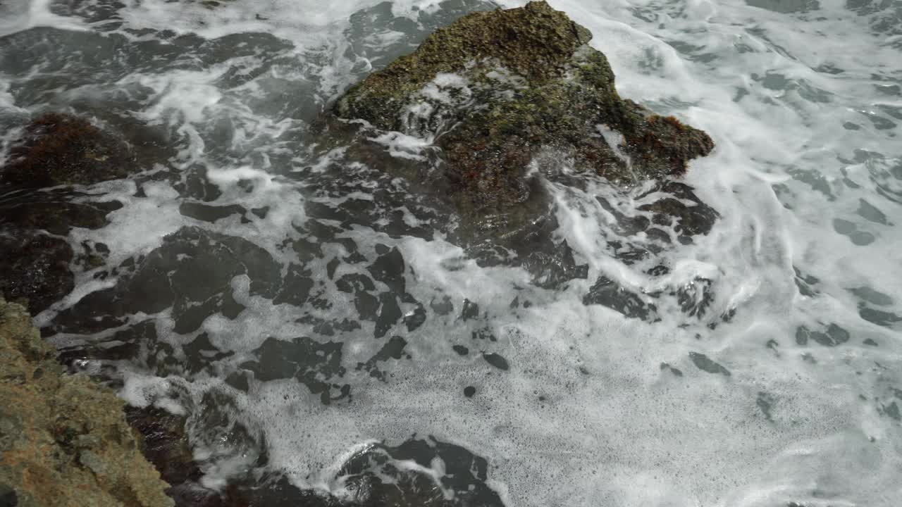 岩石在西班牙海上刮起了大风视频素材