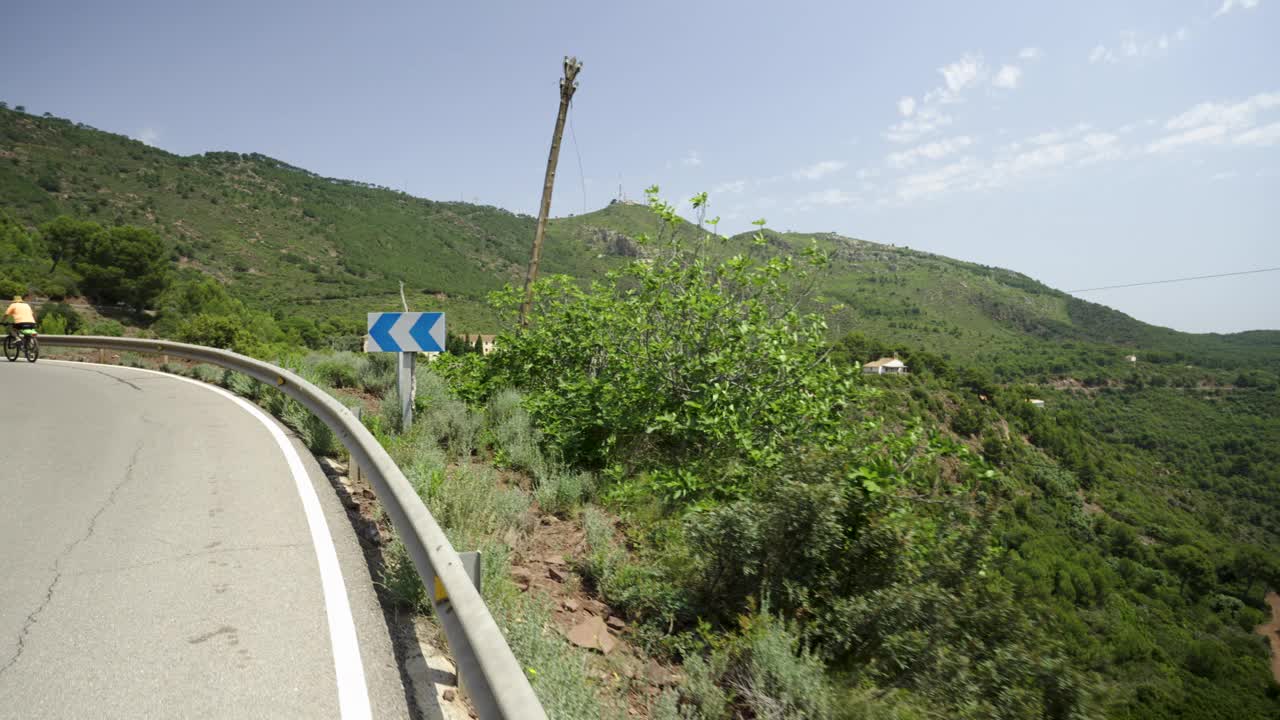 柏油路在西班牙靠近大海的山上视频素材