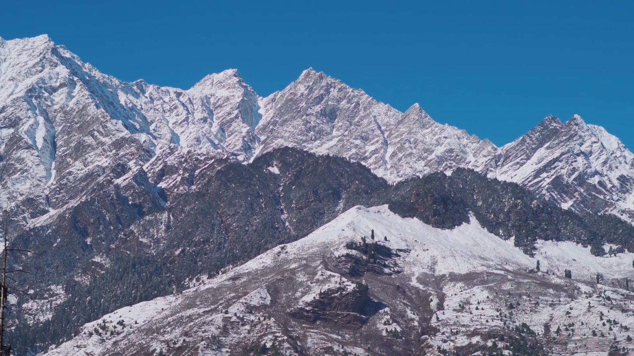 在印度喜马偕尔邦的马纳里，冬季降雪后的喜马拉雅山峰。冬季降雪后的雪峰。喜马拉雅山的自然背景。视频素材