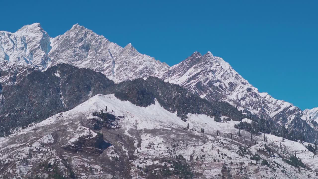 在印度喜马偕尔邦的马纳里，冬季降雪后的喜马拉雅山峰。冬季降雪后的雪峰。喜马拉雅山的自然背景。视频素材