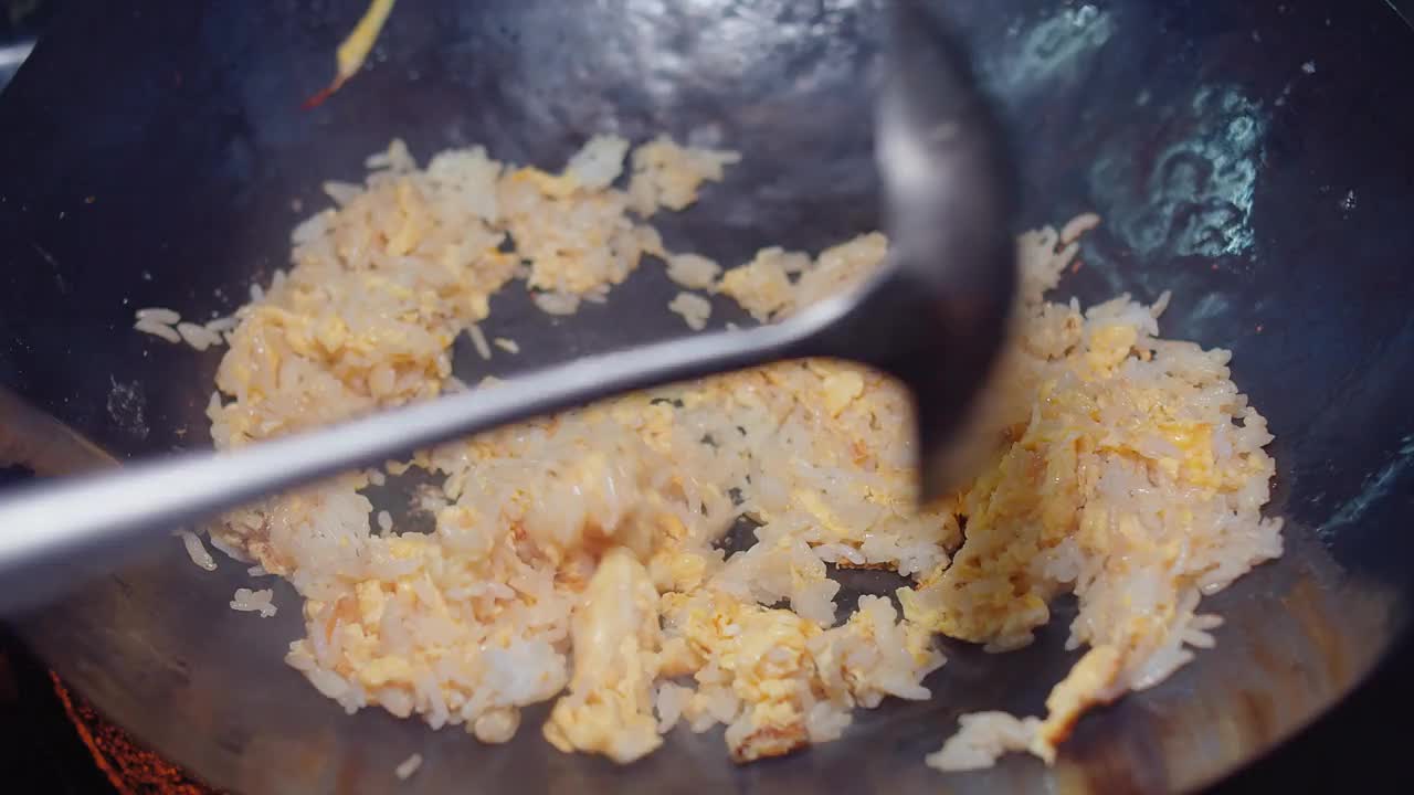 在传统的泰国厨房里，熟练的炒锅烹饪美味的炒饭视频素材