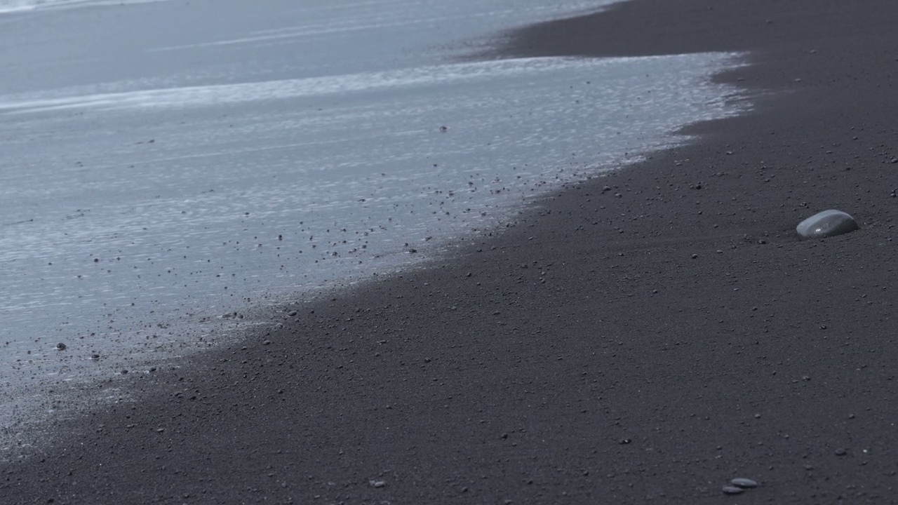 夏天，大西洋海浪拍打在黑沙滩上视频素材