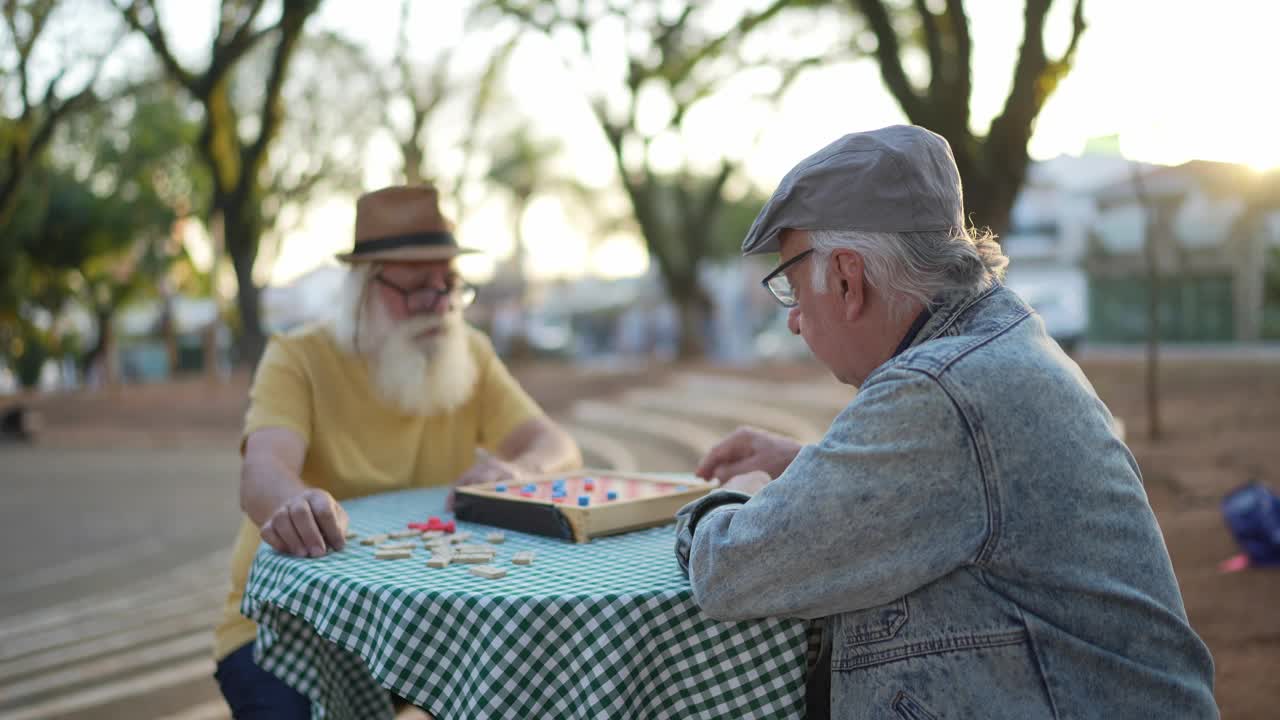 一个老人和他的朋友在公园里下跳棋视频素材