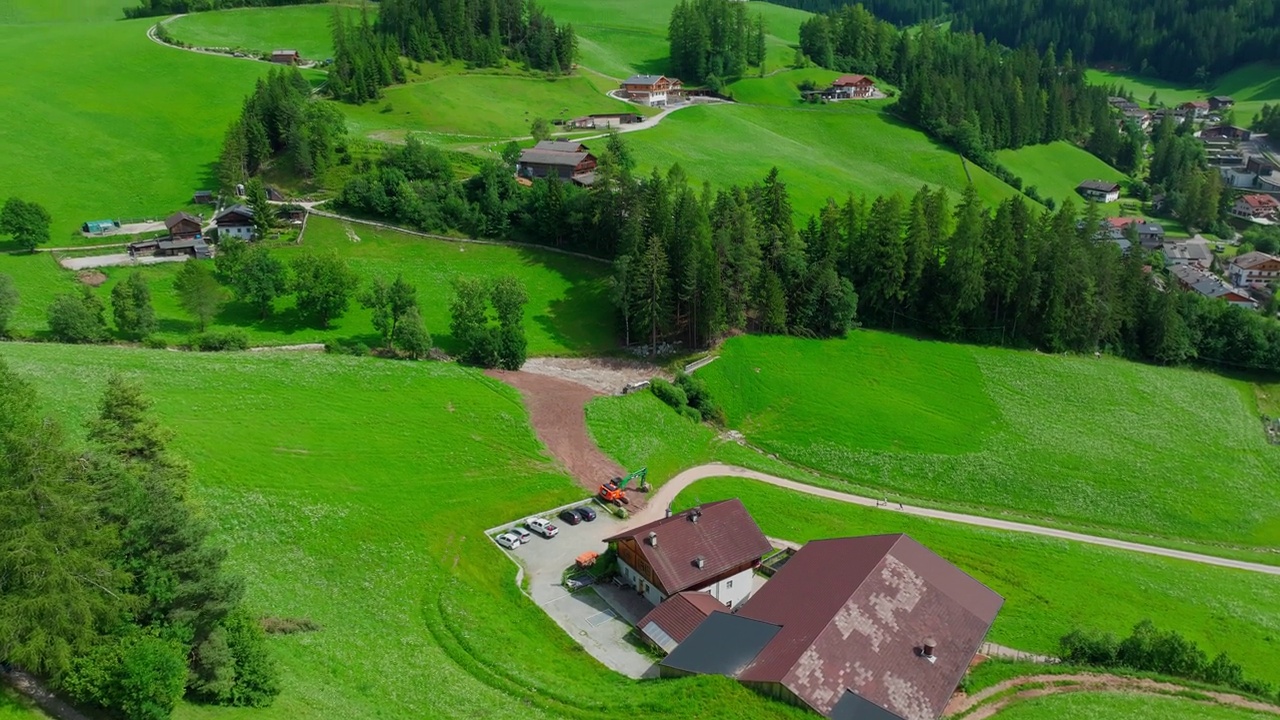 圣马达莱纳村和背景中的Dolomites山脉，Val di Funes山谷，Trentino Alto Adige地区，意大利，欧洲。视频素材