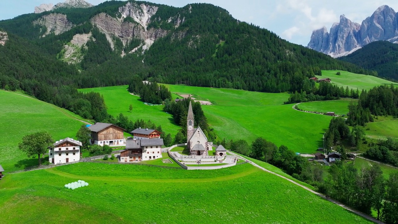 圣马达莱纳村和背景中的Dolomites山脉，Val di Funes山谷，Trentino Alto Adige地区，意大利，欧洲。视频素材