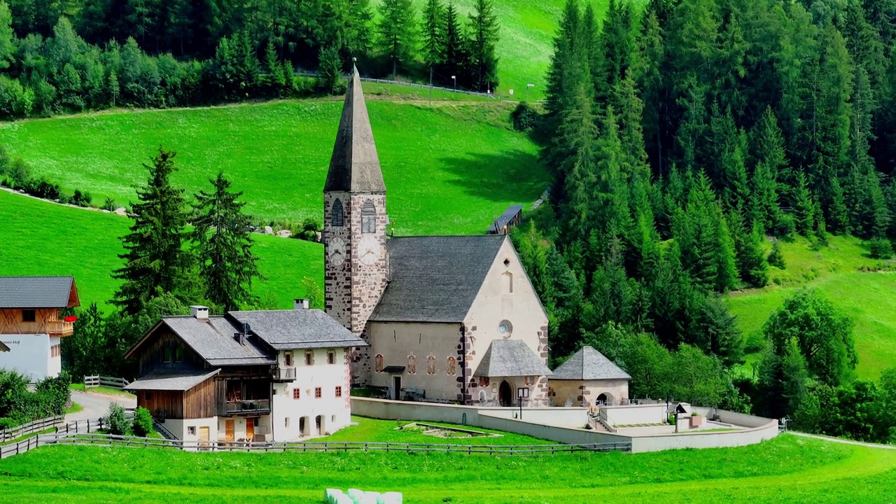 圣马达莱纳村和背景中的Dolomites山脉，Val di Funes山谷，Trentino Alto Adige地区，意大利，欧洲。视频素材