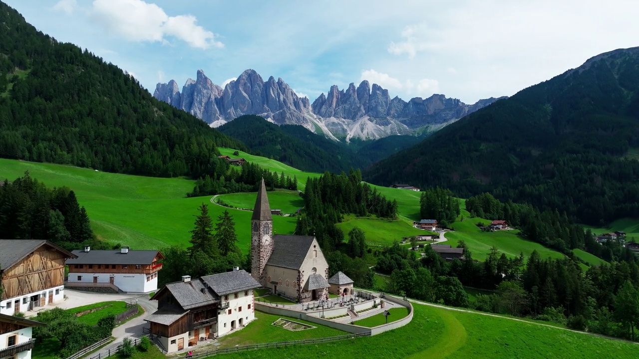 圣马达莱纳村和背景中的Dolomites山脉，Val di Funes山谷，Trentino Alto Adige地区，意大利，欧洲。视频素材