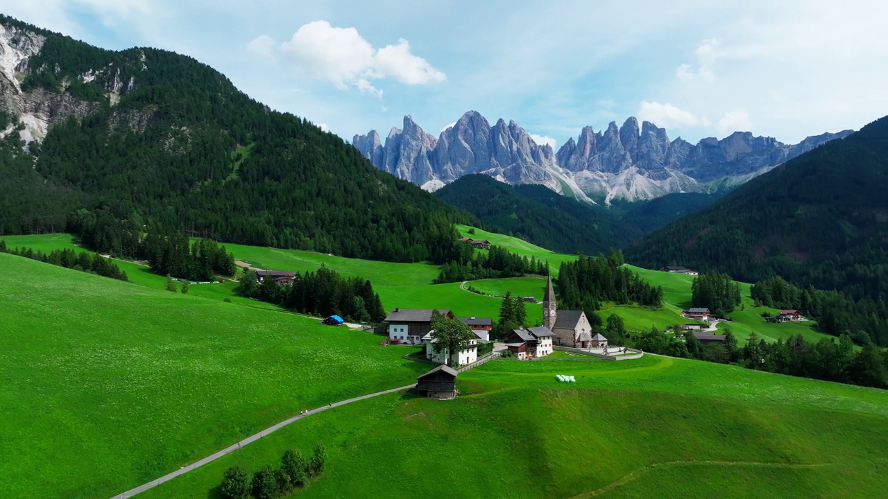 圣马达莱纳村和背景中的Dolomites山脉，Val di Funes山谷，Trentino Alto Adige地区，意大利，欧洲。视频素材