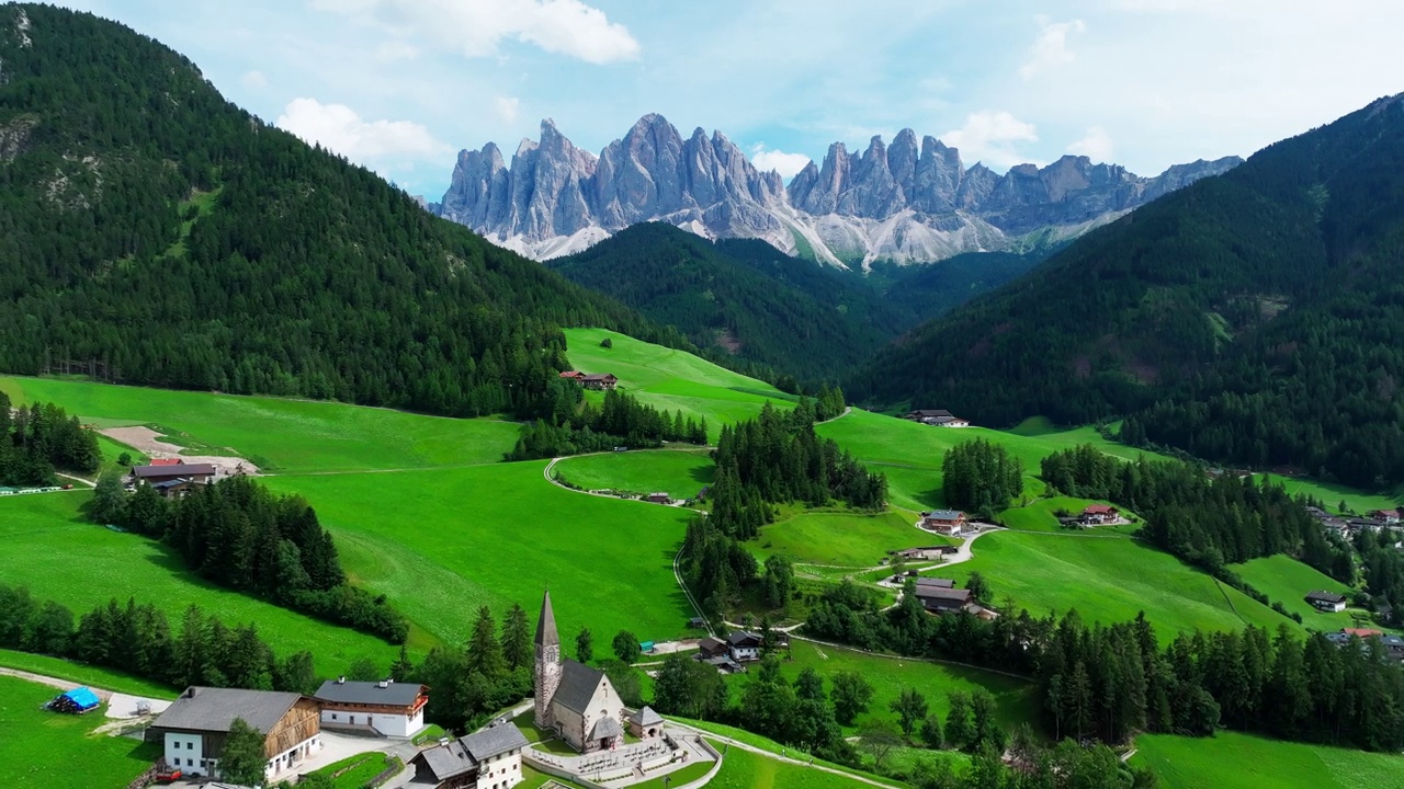 圣马达莱纳村和背景中的Dolomites山脉，Val di Funes山谷，Trentino Alto Adige地区，意大利，欧洲。视频素材