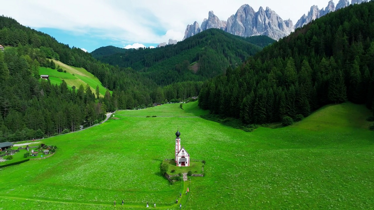 圣马达莱纳村和背景中的Dolomites山脉，Val di Funes山谷，Trentino Alto Adige地区，意大利，欧洲。视频素材