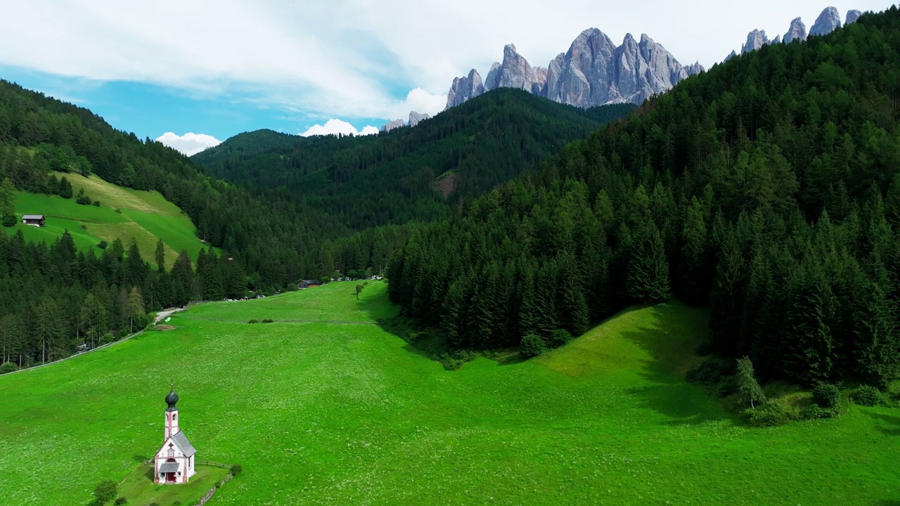 圣马达莱纳村和背景中的Dolomites山脉，Val di Funes山谷，Trentino Alto Adige地区，意大利，欧洲。视频素材