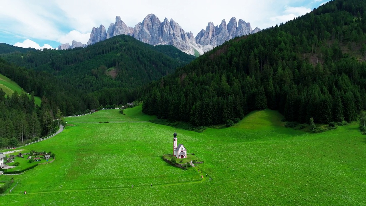 圣马达莱纳村和背景中的Dolomites山脉，Val di Funes山谷，Trentino Alto Adige地区，意大利，欧洲。视频素材