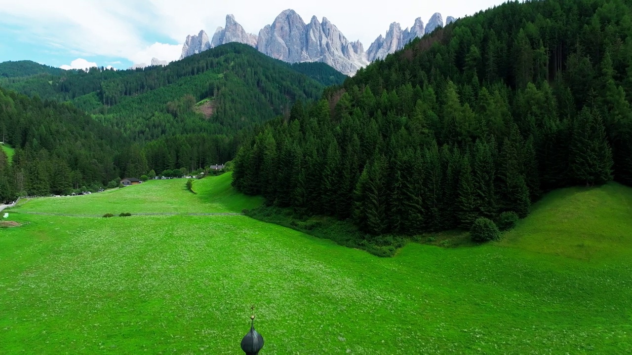 圣马达莱纳村和背景中的Dolomites山脉，Val di Funes山谷，Trentino Alto Adige地区，意大利，欧洲。视频素材