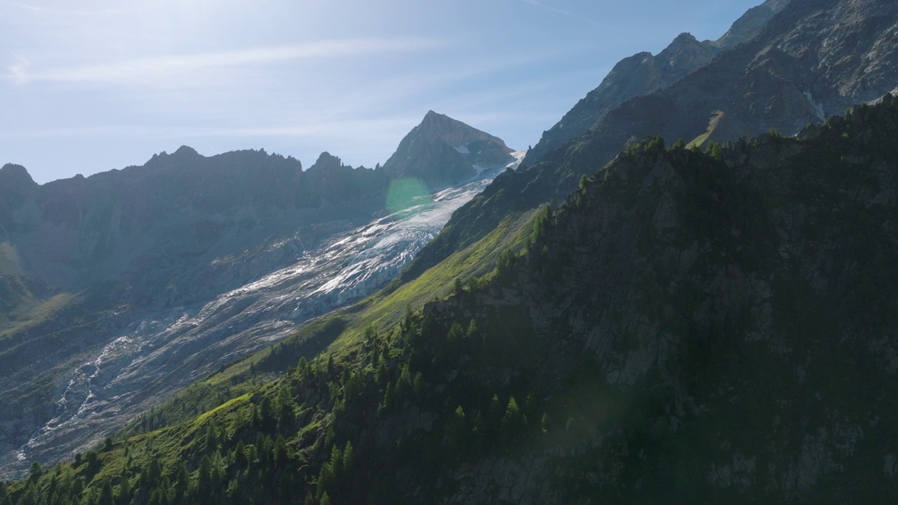 高空无人机拍摄的高山山峰和冰川视频素材