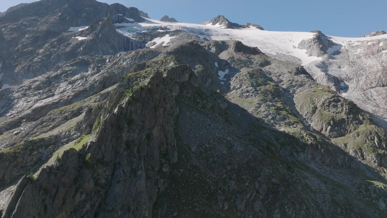 高空无人机拍摄的高山山峰和冰川视频素材