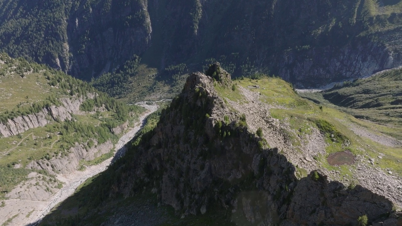 高空无人机拍摄的高山山峰和冰川视频素材