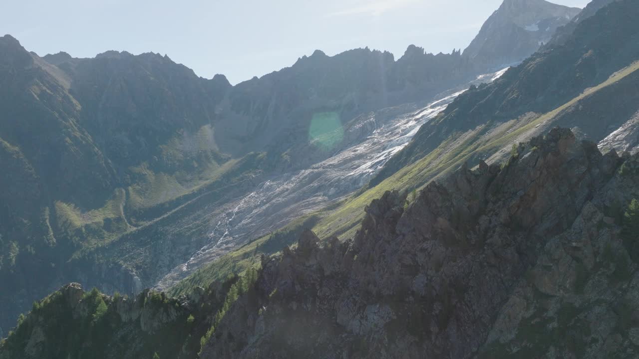 高空无人机拍摄的高山山峰和冰川视频素材