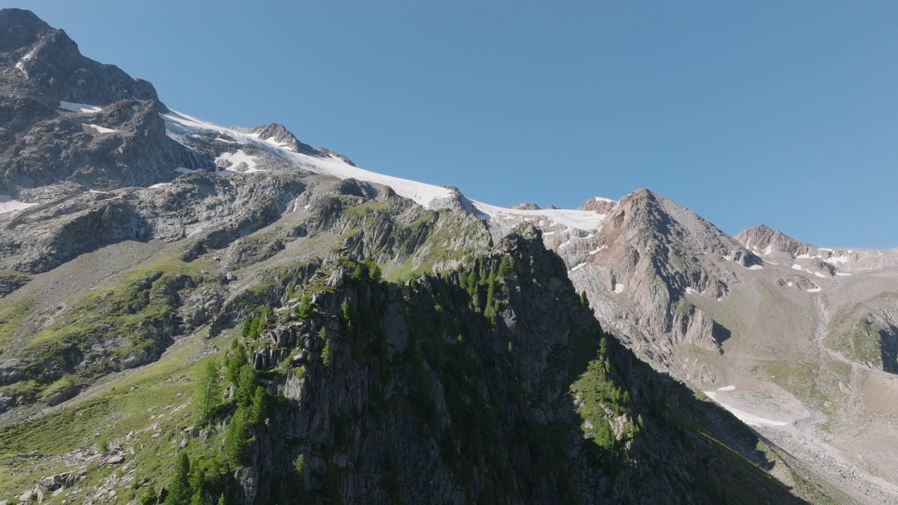 高空无人机拍摄的高山山峰和冰川视频素材