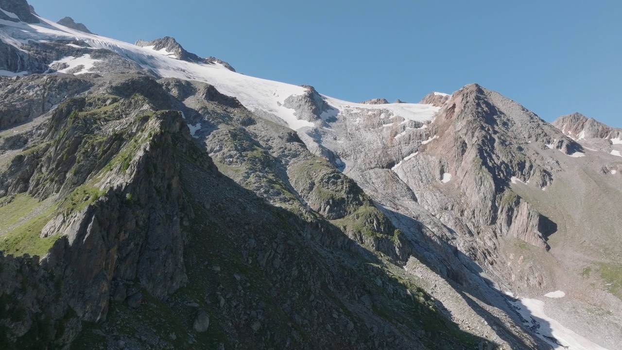 高空无人机拍摄的高山山峰和冰川视频素材