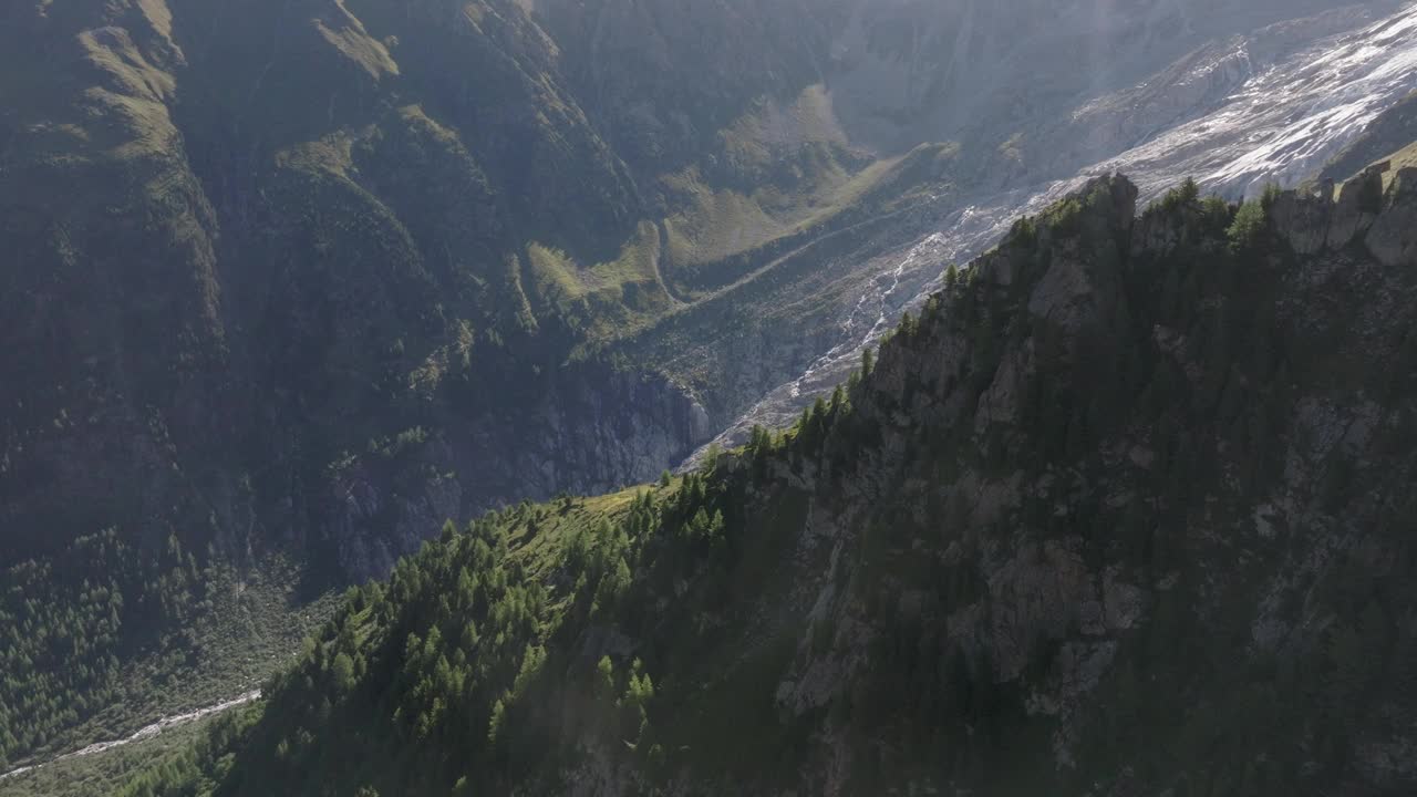 高空无人机拍摄的高山山峰和冰川视频素材